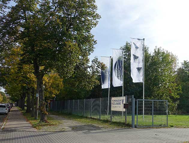 Drei Fahnen vor dem Technikmuseum Dessau