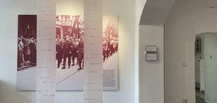 Das Foto der marschierenden Täter wird konfrontiert mit ihren TatenTatbestand –