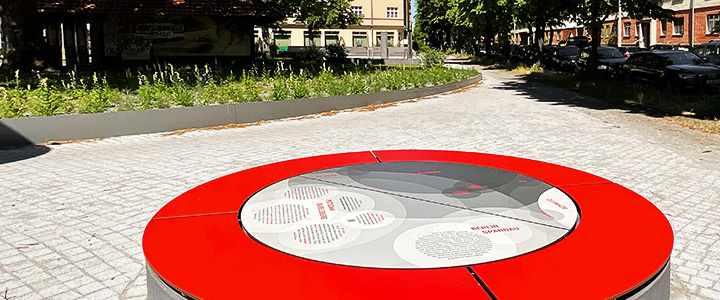 Willi-Frohwein-Platz, Sitzrondell mit Biografie-Grafik