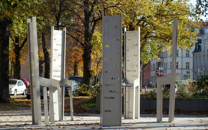 Willi-Frohwein-Platz, Gruppe der Stuhlstelen