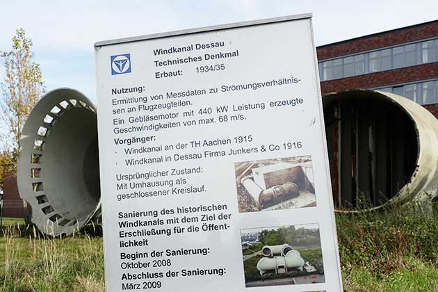 Beschreibung mit Windkanal im Hintergrund